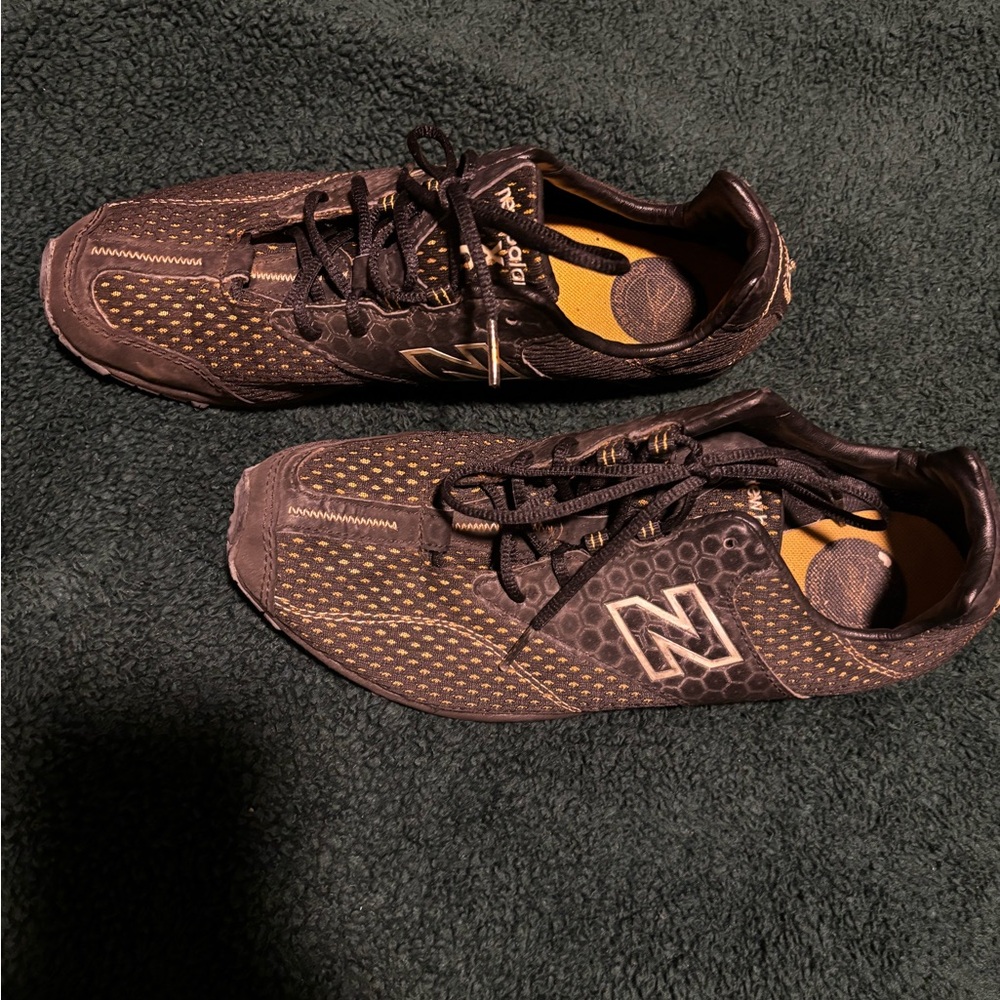 New Balance Men’s Black and Gold Training Sneakers